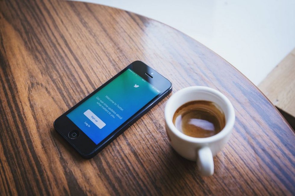 Un iPhone con la aplicación de Twitter abierta