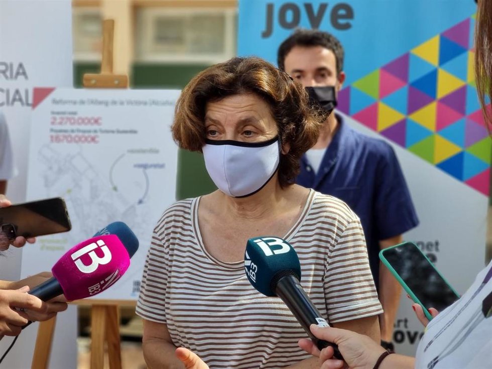 Archivo - La consellera de Asuntos Sociales y Deportes, Fina Santiago, en una imagen de agosto.