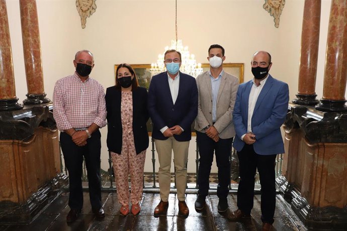 El delegado de Medio Natural y Carreteras de la Diputación de Córdoba, Francisco Palomares, tras su reunión con responsables de la DGT.