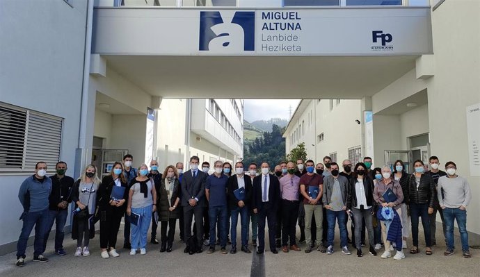 Profesores de Baleares visitando una escuela de Formación Profesional del País Vasco.