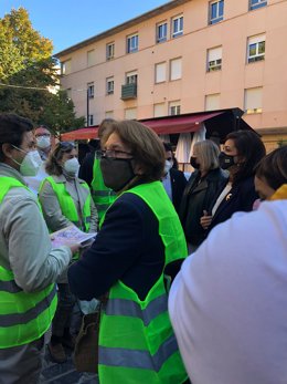 La presidenta del Gobierno riojano, Concha Andreu, se acerca a conversar con la Plataforma por el Progreso Sostenible concentrada a las puertas del Parlamento de La RIoja