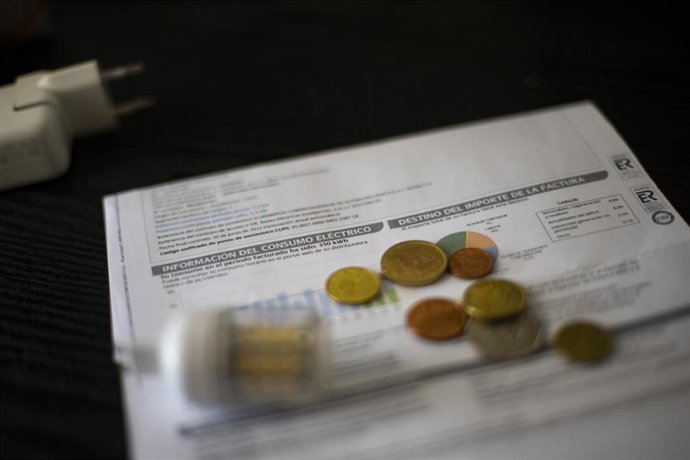 Archivo - Una factura del consumo de luz, a 10 de septiembre de 2021, en Madrid (España). El precio medio diario de la electricidad en el mercado mayorista batirá un nuevo récord este viernes al alcanzar los 152,32 euros por megavatio hora (MWh), su may