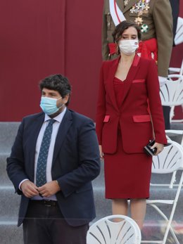 El presidente de la Región de Murcia, Fernando López Miras, y la presidenta de la Comunidad de Madrid, Isabel Díaz Ayuso, durante el acto solemne de homenaje a la bandera nacional