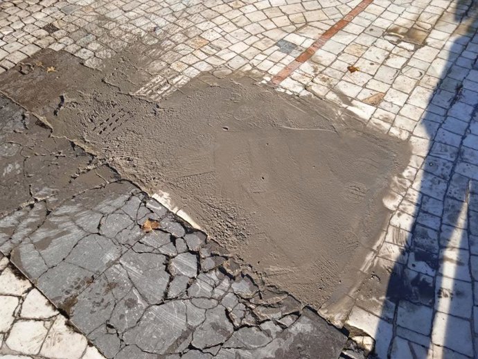 Obras en el mosaico del Paseo de Los Álamos.