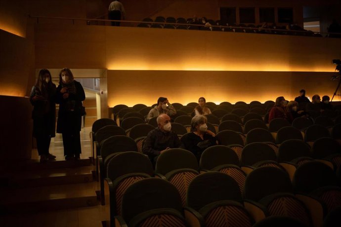 Archivo - Varias personas acuden al concierto 'Jordi Savall. Un Nadal a Versalles' en el Auditorio de Barcelona, Catalunya