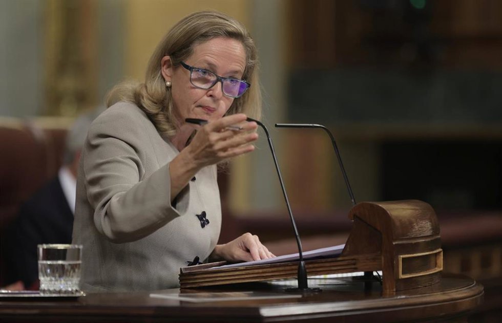 La vicepresidenta primera y ministra de Asuntos Económicos y Transformación Digital, Nadia Calviño, interviene en la sesión de control al Gobierno en el Congreso de los Diputados