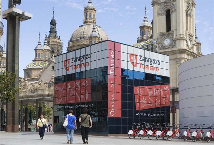 Archivo - Oficina de Turismo de Zaragoza, en la Plaza del Pilar