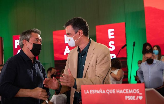 Archivo - El secretario general del PSOE-A, Juan Espadas (d), en una imagen de archivo con el presidente del Gobierno, Pedro Sánchez (2i). En Hotel Barceló Renacimiento, a 17 de julio de 2021 en Sevilla (Andalucía, España).