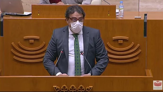 El vicepresidente segundo y consejero de Sanidad y Servicios Sociales de la Junta, José María Vergeles, explica en la Asamblea el Plan de Salud de Extremadura 2021-2028