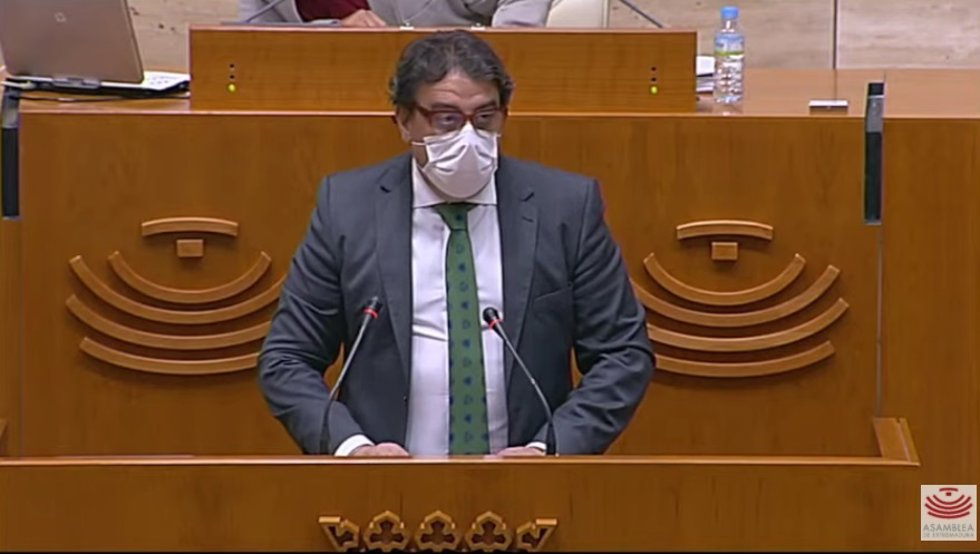El vicepresidente segundo y consejero de Sanidad y Servicios Sociales de la Junta, José María Vergeles, explica en la Asamblea el Plan de Salud de Extremadura 2021-2028