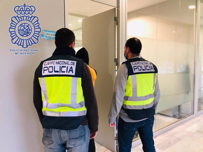 Actuación de la Policía Nacional para detener al presunto autor de un apuñalamiento en Rochelambert, en Sevilla.