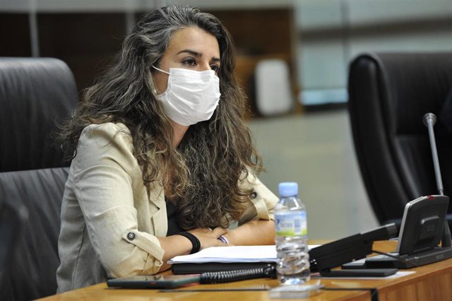 Archivo - La diputada de Unidas por Extremadura Irene de Miguel, sentada en su escaño, en una imagen de archivo.