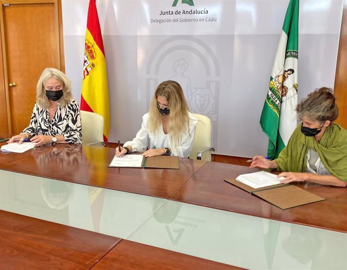 La delegada de la Junta en Cádiz, Ana Mestre, durante la firma para la rehabilitación de 162 viviendas en Jerez.