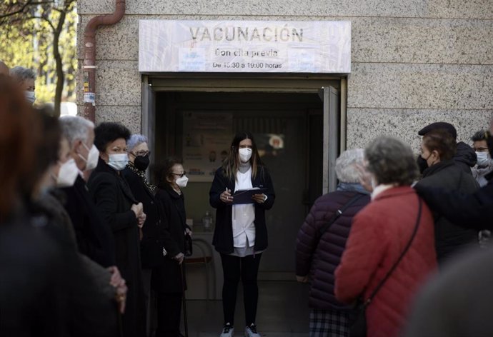 Archivo - Imagen de recurso de varias personas esperando a ser vacunadas a las puertas del Centro de Salud de Atención Primera Daroca.