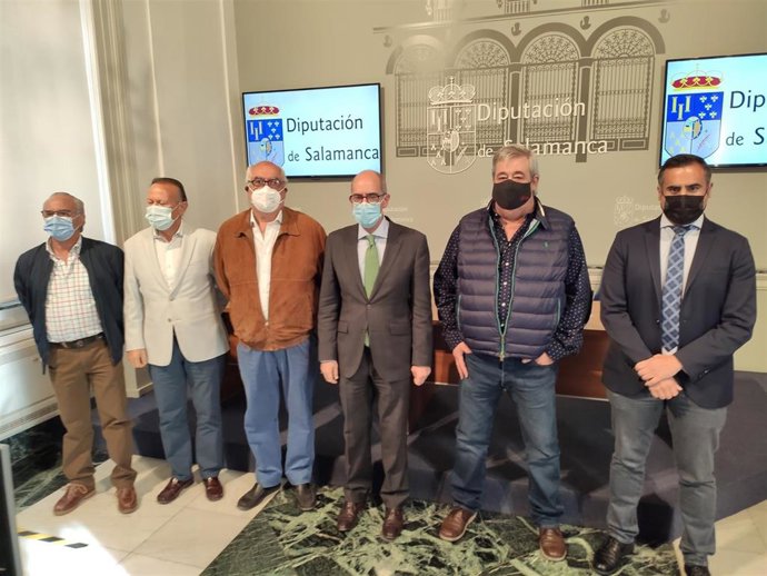 Presidente de la Diputación de Salamanca, Javier Iglesias, y representantes de los Grupos de Acción Local de la provincia en la presentación del convenio.