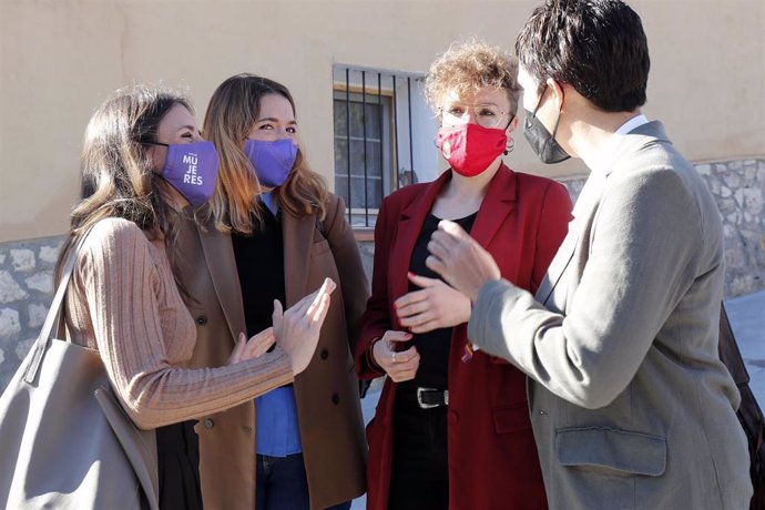 La ministra de Igualdad, Irene Montero (1i); la secretaria de Estado de Igualdad y Contra la Violencia de Género, Ángela Rodríguez (2i); y la directora del Instituto de las Mujeres, Toni Morillas (1d).