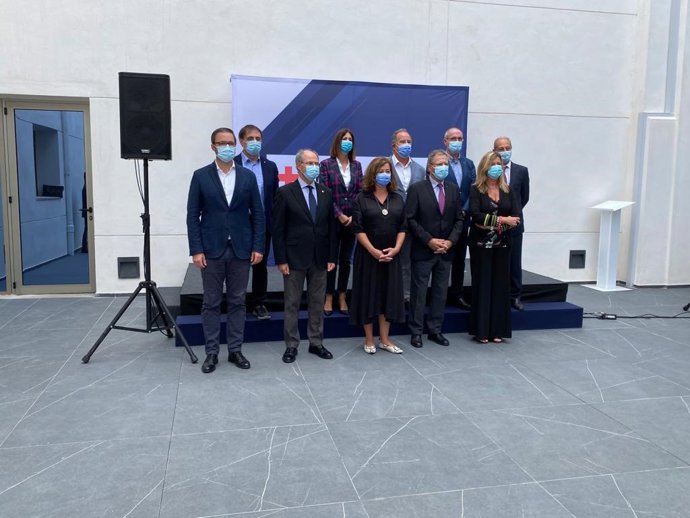La presidenta del Govern, Francina Armengol, junto al alcalde de Palma, José Hila, y la consellera de Salud, Patricia Gómez, en el acto de presentación del nuevo hospital Cruz Roja de Palma.