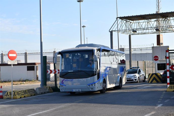 Archivo - El autobús donde van los menores migrantes para ser trasladados a centros de acogida, en el dispositivo policial desplegado en la zona portuaria de Ceuta para recoger a menores migrantes que se encuentran en situación de calle, a 1 de septiemb