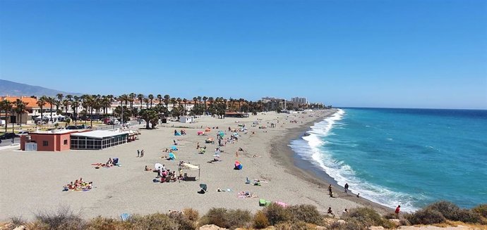 Archivo - Playa en Salobreña, en imagen de archivo