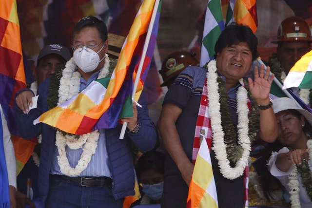 El presidente de Bolivia, Luis Arce, junto al expresidente Evo Morales en la jornada a favor de la wiphala en Santa Cruz. 