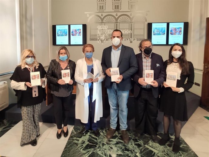 Representantes del premio literario 'Pilar Fernández Labrador, junto al diputado de Cultura, David Mingo (centro), y la ganadora del accésit Carmen Palomo, primera por la derecha.