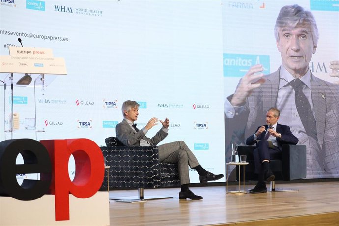 El conseller de Salud, Josep Maria Argimon (i), y el director de Europa Press, Javier García Vila, conversan en un Desayuno Socio-Sanitarios de Europa Press en el Auditorio El Beatriz