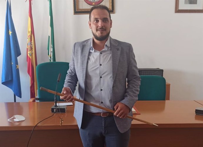 El socialista Rafael Ángel Moreno sostiene el bastón de mando, que le acredita como nuevo alcalde de Adamuz (Córdoba).