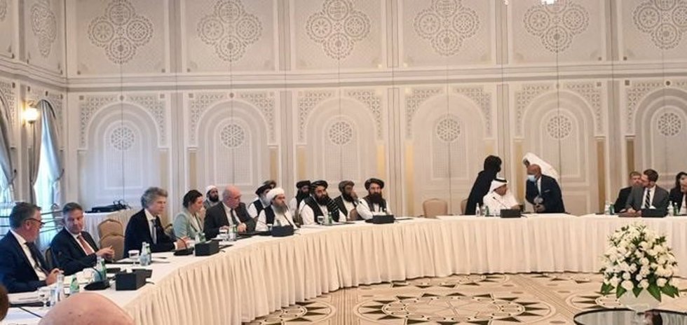 Una delegación talibán encabezada por su ministro de Exteriores, Amir Jan Muttaqi, se reúne con representantes de EEUU, UE y otros países occidentales en Doha