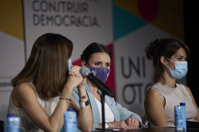 La ministra de Derechos Sociales y Agenda 2030, Ione Belarra; la ministra de Igualdad, Irene Montero, y la portavoz de Podemos, Isa Serra