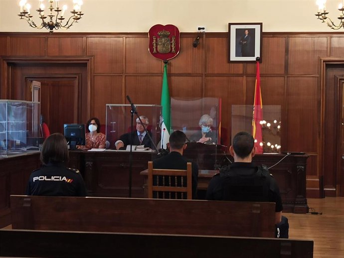 Archivo - Imagen del acusado sentado en el banquillo antes de comenzar el juicio