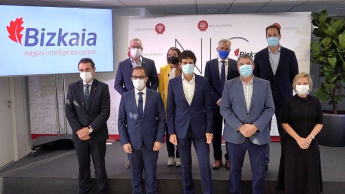 Imagen del diputado general de Bizkaia, Unai Rementeria, y de otras autoridades en la inauguración del Nagusi Intelligence Center.