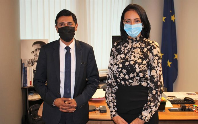 La consejera de Empresa, Empleo, Universidades y Portavocía, Valle Miguélez, se reunión con el presidente de la Comisión de Desarrollo Regional del Parlamento Europeo, Yonous Omarjee