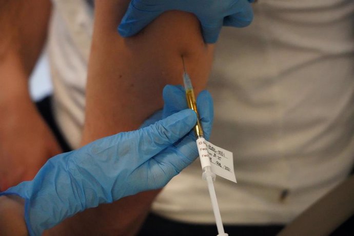 Archivo - Uno de los 50 voluntarios que participan diariamente durante el ensayo clínico de la vacuna alemana Curevac en el Hospital de Cruces de Bilbao, País Vasco (España), a 8 de febrero de 2021. El ensayo requiere dos dosis de vacuna administradas c