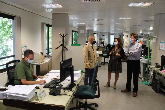 El subdelegado del Gobierno en Málaga, Javier Salas, visita las dependencias del Instituto Nacional de la Seguridad Social (INSS)