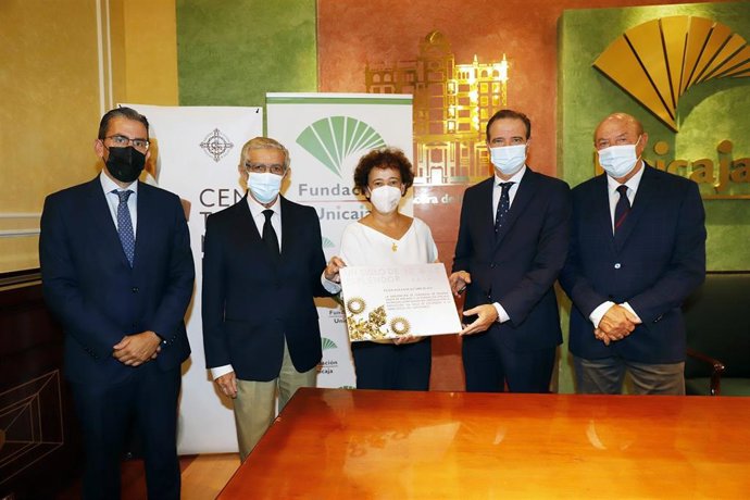 Fundación Unicaja y Agrupación de Cofradías de Málaga entregan recaudación de Un Siglo de Esplendor a la Obra Social del Centenario