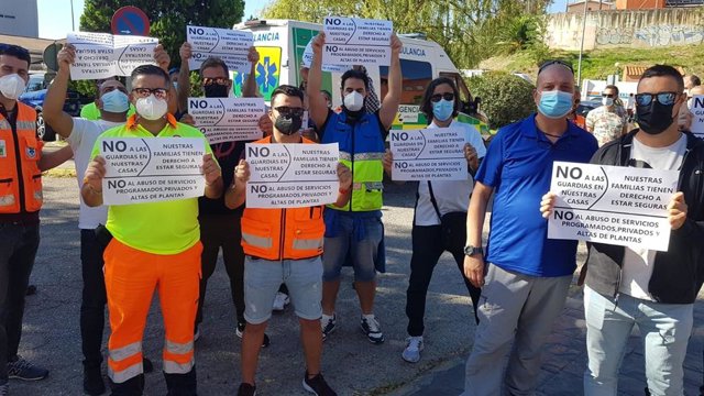 Miembros del comité de empresa de Coexam muestran su rechazo al sisttema de guardias localizadas de las ambulancias de urgencias