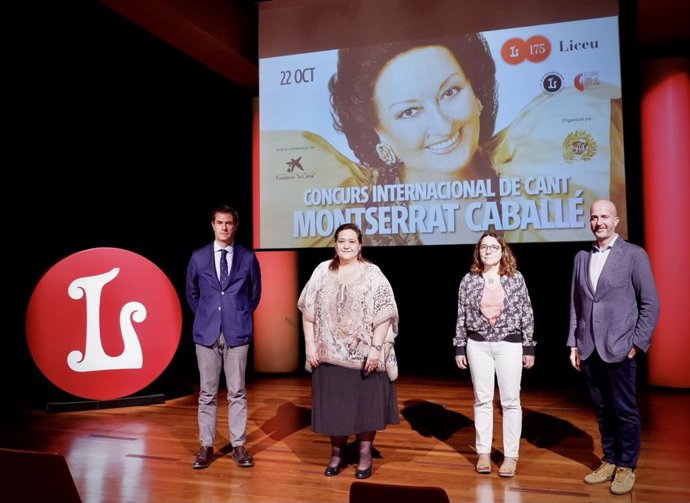 El miembro del jurado del Concurso Caballé, Fernando Sans; la presidenta de la Fundació Montserrat Caballé, Montserrat Caballé; la directora del Departamento de Música de 'La Caixa', Núria Oller, y el director artístico del Liceu, Victor Garcia de Gomar