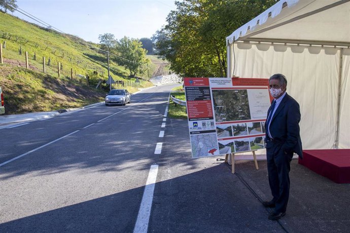El Presidente De Cantabria, Miguel Ángel Revilla, Y El Consejero De Obras Públicas, Ordenación Del Territorio Y Urbanismo, José Luis Gochicoa, Inauguran Las Obras De Mejora Del Tramo De Carretera Entre Arenas De Iguña Y Villasuso.