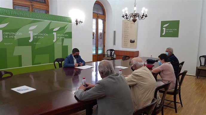 Reyes con miembros de la nueva junta directiva de la Asociación de Amigos de los Íberos