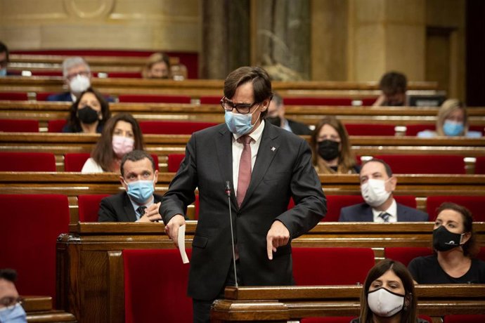 El líder del PSC, Salvador Illa, en el pleno del Parlament. 