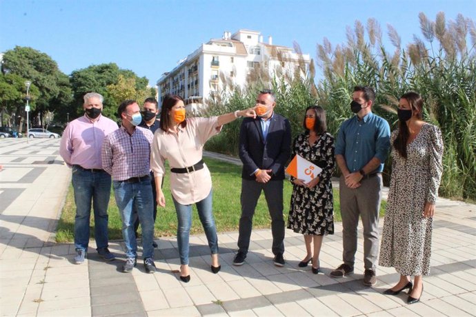 La portavoz de Cs en el Ayuntamiento, Noelia Losada, acompañada por otros miembros en un acto en Teatinos