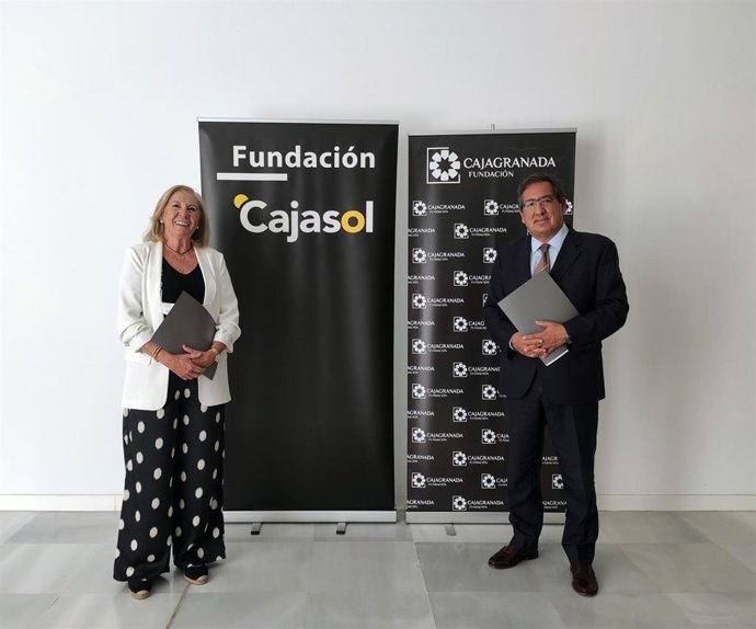 El presidente de Fundación Cajasol, Antonio Pulido, y la presidenta de CajaGranada Fundación, María Elena Martín-Vivaldi, firman un convenio para el impulso de actividades culturales en Granada.