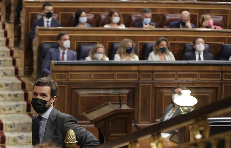 El líder del PP, Pablo Casado, con el presidente Pedro Sánchez al fondo 
