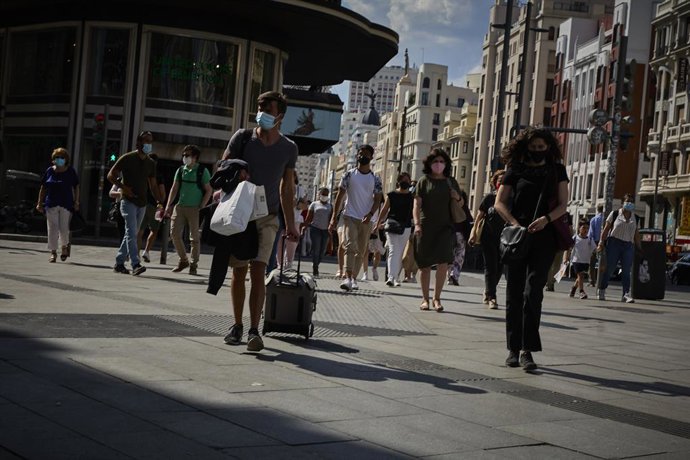 Archivo - Un hombre con una maleta en la plaza de Callao