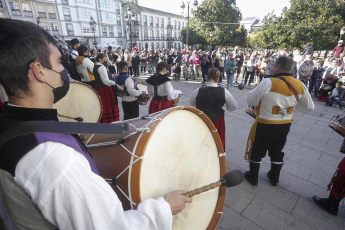 Un grupo de baile tradicional actúa frente al Concello de Lugo, en el Domingo das Mozas, uno de los días grandes de las Fiestas de San Froilán