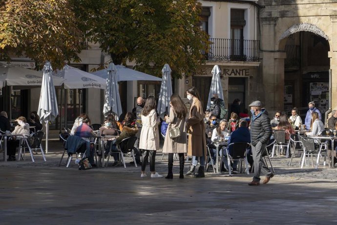 Archivo - Varias personas en la terraza de un bar en Logroño