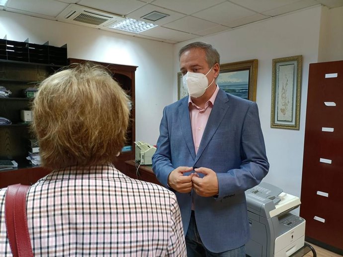 El delegado territorial de Justicia de Almería, José Luis Delgado, visita los juzgados de Vera.