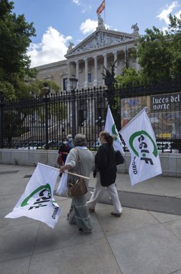Archivo - Dos personas participan en una concentración por la situación laboral de los empleados públicos de la Biblioteca Nacional, a 21 de junio de 2021, en la Biblioteca Nacional, Madrid, (España)