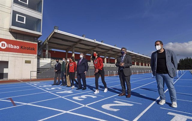 El alcalde de Bilbao junto a corporativos en la renovada pista de atletismo de Zorrotza.