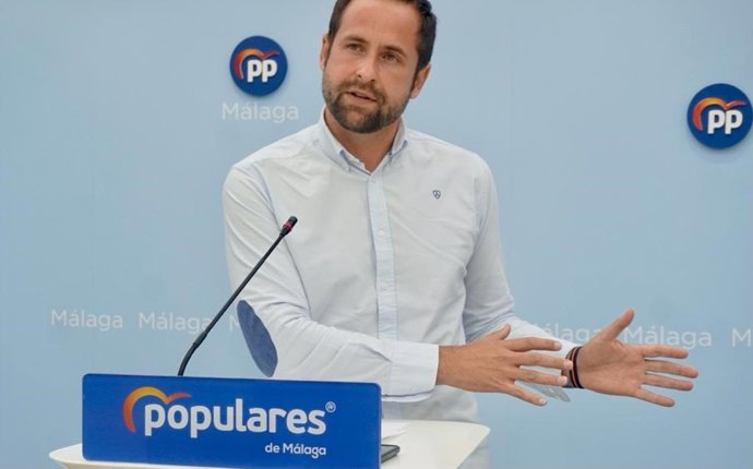 El vicesecretario de la Oficina Parlamentaria del PP de Málaga, Luis Verde, en rueda de prensa